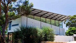 The ‘Twistie’ roofline tilts upwards in line with the hill behind the house, allowing southern light to flood the living space.